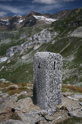 400px-CH_boundary_stone_Albrun_pass