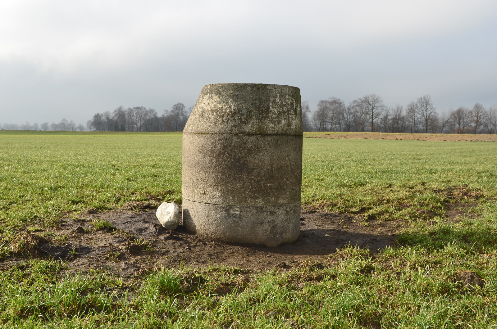 mage: Un puits de canalisation dans la région d’Altstätten SG. Ce puits affleurait autrefois à la surface. La diminution du sol a déjà atteint 1,5 mètre. Source: Jonas Barandun, commons.wikimedia.com